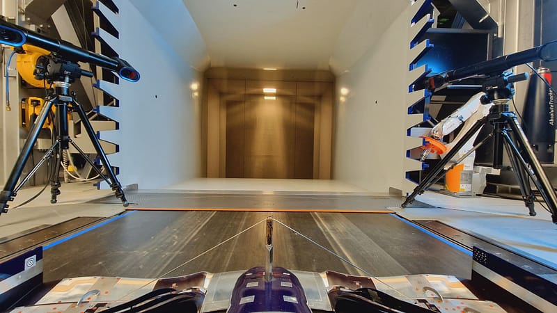 In this image you have 2 Mobius measurement heads synchronised, measuring a Formula 1 front wing in a wind tunnel